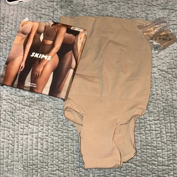 SKIMS CLAY core control brief Medium - Picture 7 of 8